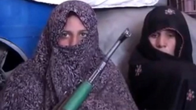 Bà mẹ Afghanistan anh hùng cầm súng đứng lên chống lại Taliban (Nguồn: RT)