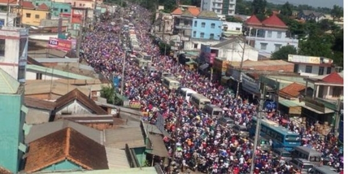 Ùn tắc 20 km do du khách đổ về Đại Nam gây sốt (Ảnh: MTG)