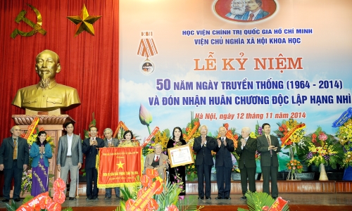 Viện Chủ nghĩa xã hội khoa học đón nhận Huân chương Độc lập hạng Nhì