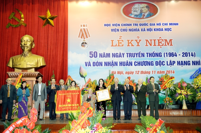 Viện Chủ nghĩa xã hội khoa học đón nhận Huân chương Độc lập hạng Nhì (Ảnh: Tuấn Anh)