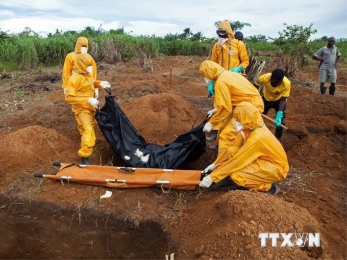 Chôn cất nạn nhân tử vong vì dịch Ebola ở Sierra Leon. (Ảnh: TTXVN)