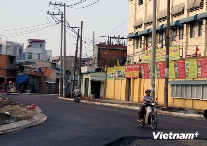 Một đoạn kênh Tân Hóa-Lò Gốm (quận Tân Phú-Thành phố Hồ Chí Minh) được trải nhựa trước ngày 30/4/2014. (Ảnh: Hoàng Hải/Vietnam+)