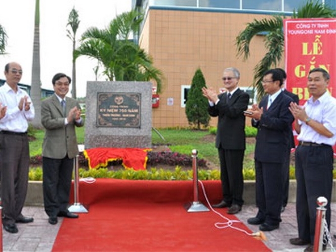 Phó Bí thư Tỉnh ủy, Chủ tịch UBND tỉnh Nam Định Nguyễn Văn Tuấn và lãnh đạo Tập đoàn Youngone gắn biển công trình. Ảnh minh họa. (Nguồn: namdinh.gov)