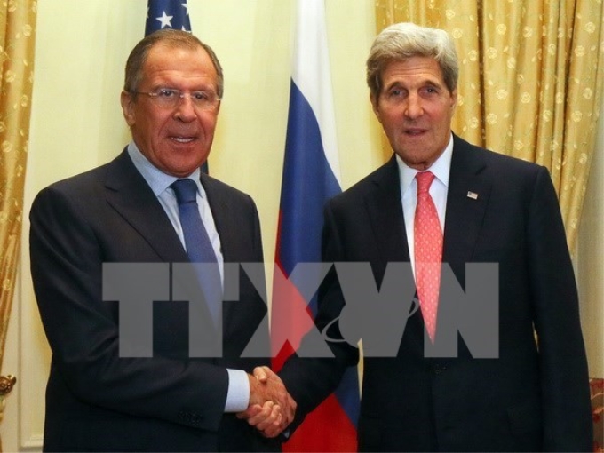 Ngoại trưởng Mỹ John Kerry (phải) và Ngoại trưởng Nga Sergei Lavrov. (Nguồn: AFP/TTXVN)