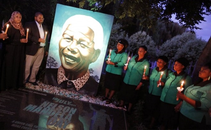 Người dân Nam Phi thắp nến tưởng nhớ Nelson Mandela trong Ngày Nelson Mandela, hồi tháng Bảy. (Nguồn: scmp.com)