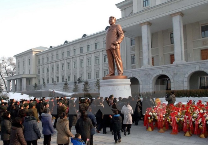 Thiếu nhi Triều Tiên đặt hoa tưởng niệm cố lãnh đạo Kim Jong-Il ở Bình Nhưỡng. (Nguồn: AFP/TTXVN)