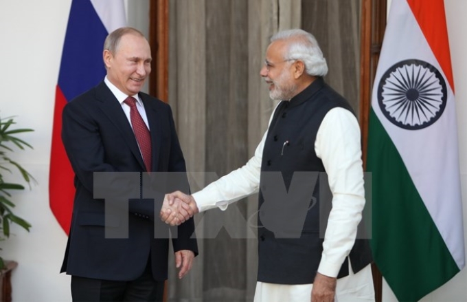 Thủ tướng Ấn Độ Narendra Modi (phải) và Tổng thống Nga Vladimir Putin (trái) tại New Delhi ngày 11/12. (Nguồn: AFP/TTXVN)