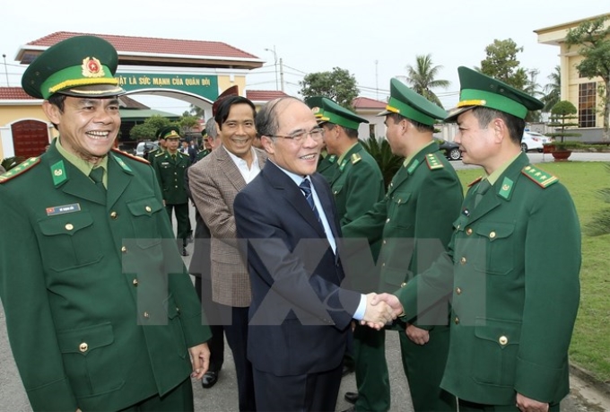 Chủ tịch Quốc hội Nguyễn Sinh Hùng tiếp xúc cử tri thuộc các lực lượng vũ trang đóng trên địa bàn Hà Tĩnh. (Ảnh: Nhan Sáng/TTXVN)