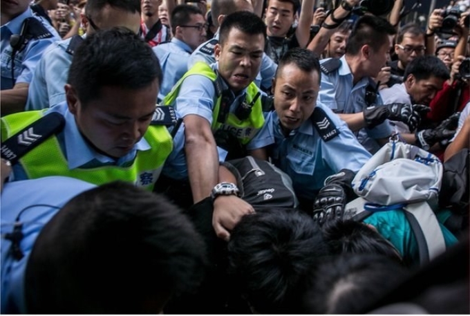 Cảnh sát Hong Kong (Trung Quốc) giản tán người biểu tình tại Mong Kok. (Nguồn: BBC)