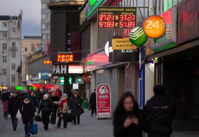 Đồng Ruble liên tục mất giá so với các đồng tiền khác trong thời gian qua. (Nguồn: Bloomberg)