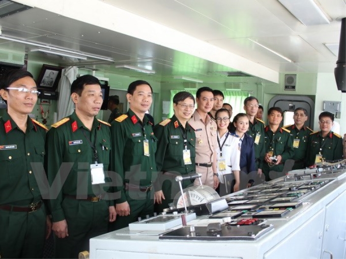 Các sỹ quan quân đội hai nước trên tàu sân bay HTMS Chakri Naruebet.(Nguồn: Phòng tùy viên quân sự Việt Nam tại Bangkok)