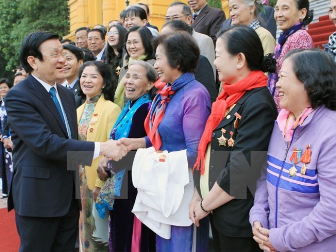 Chủ tịch nước Trương Tấn Sang với các cựu đoàn viên, thanh niên Cơ quan Trung ương cục Miềm Nam. (Ảnh: Nguyễn Khang/TTXVN)