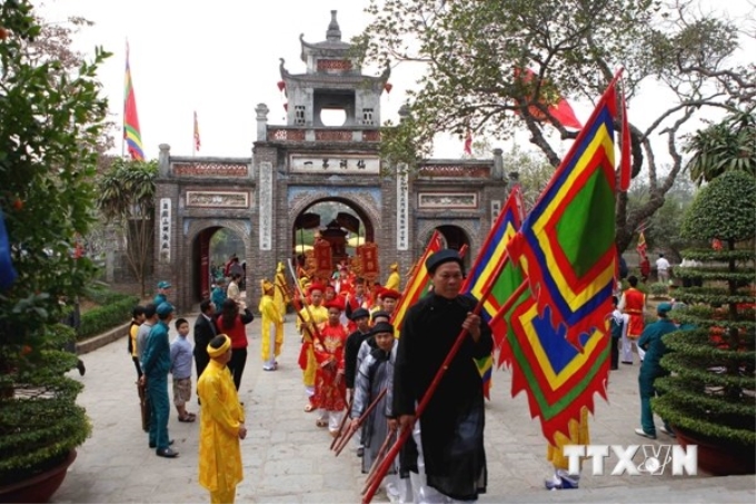 Lễ rước kiệu vào đền An Dương Vương (thuộc Di tích lịch sử, kiến trúc nghệ thuật và khảo cổ Cổ Loa) (Ảnh: TTXVN)