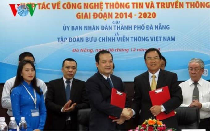 Phó Chủ tịch UBND TP Đà Nẵng Phùng Tấn Viết và ông Phạm Đức Long, Phó Chủ tịch Tập đoàn Bưu chính Viễn thông ký kết hợp tác