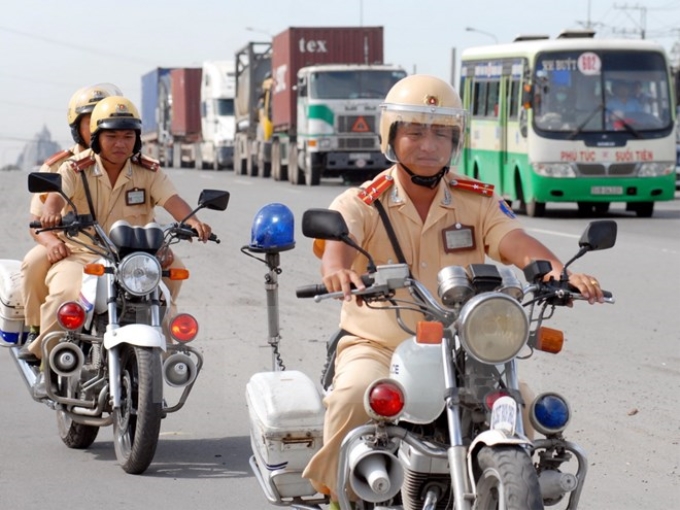 Tuần tra đảm bảo an toàn giao thông trên Quốc lộ 1 đoạn qua Thành phố Hồ Chí Minh. (Ảnh: Mạnh Linh/TTXVN)