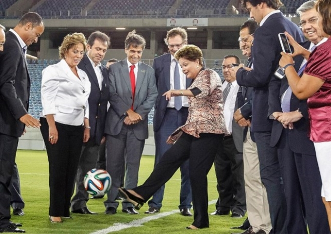 Tổng thống Dilma Rousseff đá quả bóng trong lễ khánh thành sân vận động Arena das Dunas tại Natal, Brazil. (Ảnh: AP)