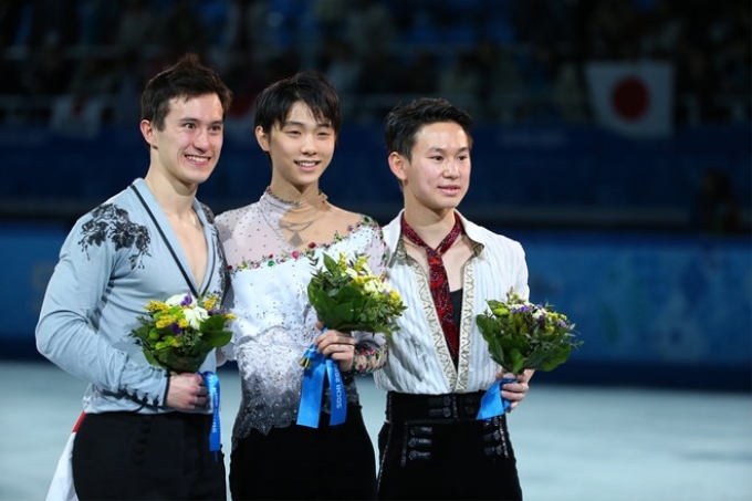 Yuzuru Hanyu (giữa) đem về chiếc HCV đầu tiên cho Nhật Bản. (Nguồn: NY Times)