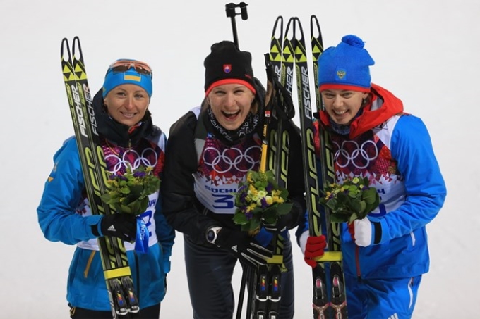 Anastasiya Kuzmina (giữa) giành huy chương vàng môn Biathlion cho Slovakia (Nguồn: Getty Images)