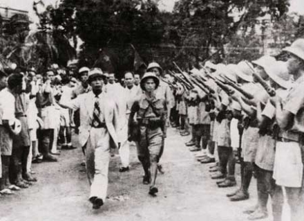 Tư lệnh Việt Nam Giải phóng quân Võ Nguyên Giáp duyệt binh lần đầu ở Hà Nội sau khi giành được chính quyền. Ảnh tư liệu