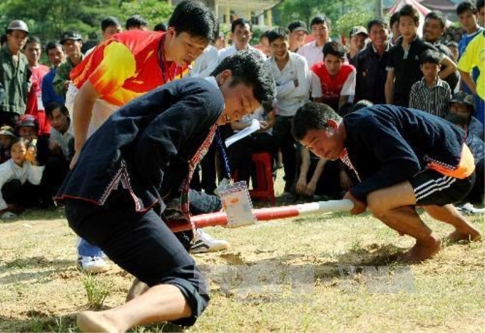 Trò chơi đẩy gậy. (Nguồn: TTXVN)