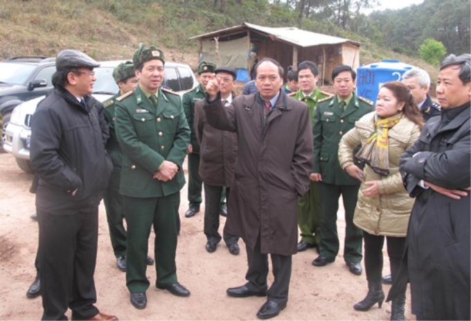 Đoàn công tác Bộ Nông nghiệp và Phát triển Nông thôn kiểm tra công tác phòng chống dịch cúm gia cầm tại cửa khẩu Chi Ma, Lạng Sơn. Ảnh: Thắng Trung/TTXVN