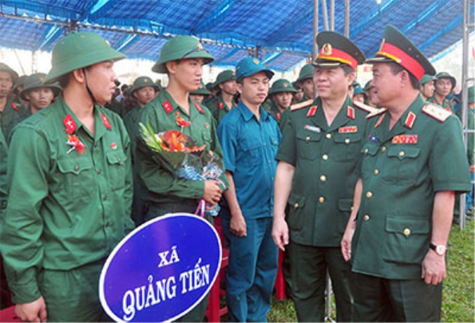 Ảnh minh họa. Trung tướng Nguyễn Trọng Nghĩa và Trung tướng Trần Đơn tặng hoa, động viên thanh niên xứ đạo Trảng Bom (Đồng Nai) lên đường nhập ngũ. Nguồn: QĐND Online.