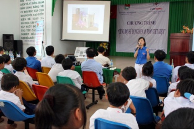 Chương trình tập huấn “Cùng bạn sử dụng điện an toàn, tiết kiệm”.