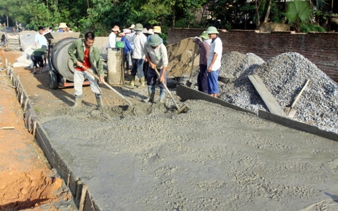 Xây dựng đường giao thông nông thôn tại Phù Ninh từ nguồn kinh phí hỗ trợ của Nhà nước và đóng góp của người dân. (Ảnh: Thế Duyệt/TTXVN)