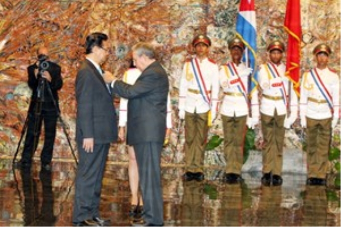 Chủ tịch Hội đồng Nhà nước và Hội đồng Bộ trưởng Cuba Raul Castro Ruz trao tặng Thủ tướng Nguyễn Tấn Dũng Huân chương “Jose Marti.” (Ảnh: TTXVN)