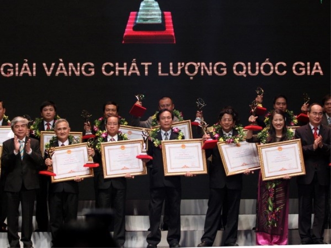 Các doanh nghiệp nhận giải Vàng giải thưởng Chất lượng quốc gia năm 2012. (Nguồn: TTXVN)