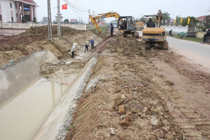 Đầu tư xây dựng hệ thống kênh mương phục vụ sản xuất theo tiêu chí nông thôn mới tại Hà Tĩnh. (Ảnh: TTXVN)