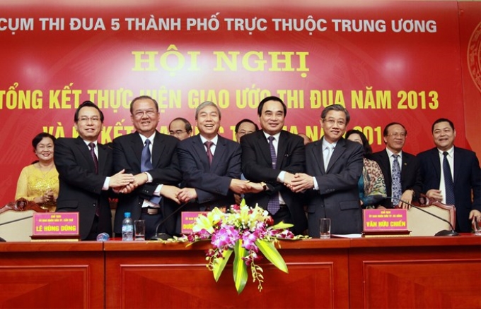 Đại diện 5 thành phố trực thuộc Trung ương giao ước thi đua năm 2014 . (Ảnh: Nguyễn Dân/TTXVN)