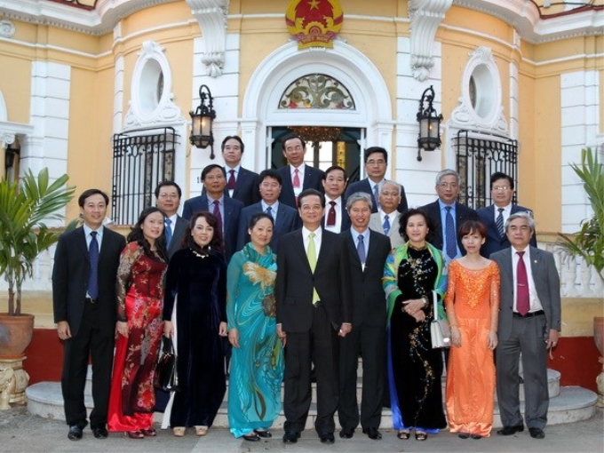 Thủ tướng Nguyễn Tấn Dũng với cán bộ, nhân viên Đại sứ quán Việt Nam tại Cuba. (Ảnh: Đức Tám/TTXVN)