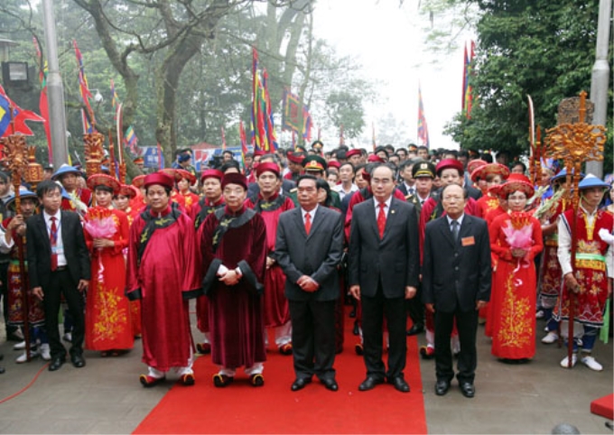 Lãnh đạo Đảng, Nhà nước và hàng vạn đồng bào thành kính dâng hương tưởng nhớ các Vua Hùng. Ảnh TTXVN