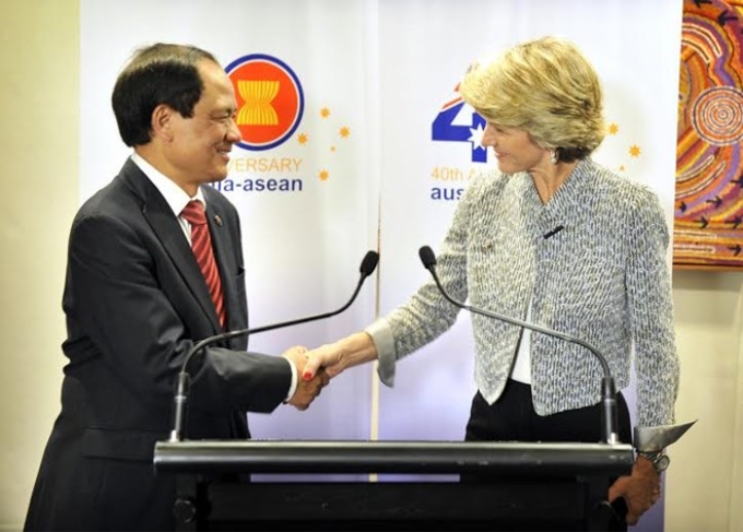 Tổng Thư ký ASEAN Lê Lương Minh gặp Ngoại trưởng Australia Julie Bishop ở Canberra, ngày 19/3. (Nguồn: Đại sứ quán Australia)