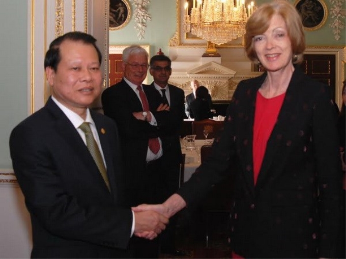 Phó Thủ tướng Vũ Văn Ninh và Thị trưởng Khu Tài chính London Fiona Woolf. (Ảnh: Vietnam+)