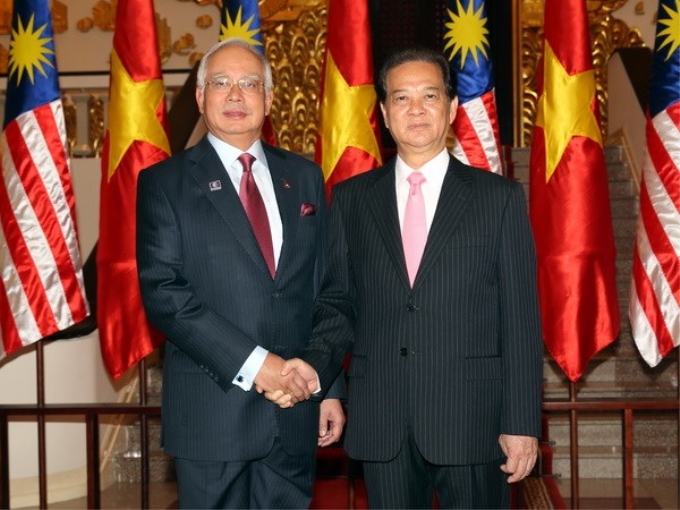 Thủ tướng Nguyễn Tấn Dũng đón Thủ tướng Malaysia Najib Tun Razak trước khi tiến hành hội đàm. (Ảnh: TTXVN)