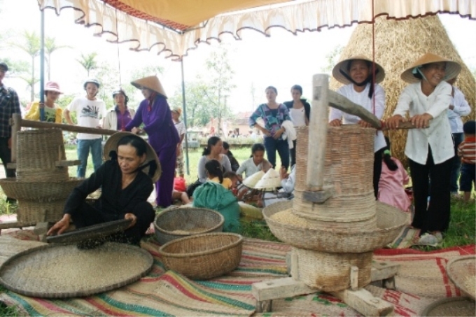 Tái hiện cảnh xay lúa, giã gạo của người nông dân ngày trước.