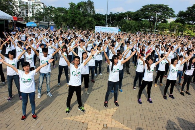 Các bạn trẻ tham gia nhảy flashmob tại Ngày Trái đất 2014