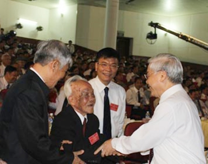 Tổng Bí thư Nguyễn Phú Trọng với các đại biểu lão thành tại Lễ Kỷ niệm