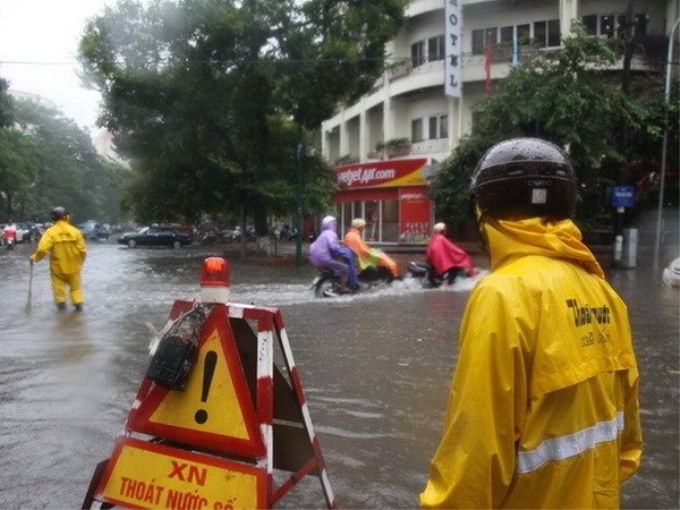 Cứu hộ chống úng ngập (Nguồn: TTXVN)