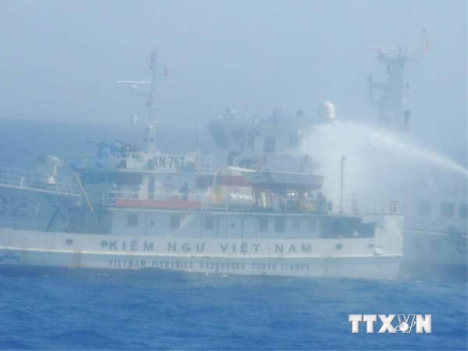 Các tàu Trung Quốc vây hãm và phun nước vào tàu Kiểm ngư Việt Nam trên vùng biển chủ quyền của Việt Nam ngày 12/5. (Ảnh: Văn Sơn/TTXVN)