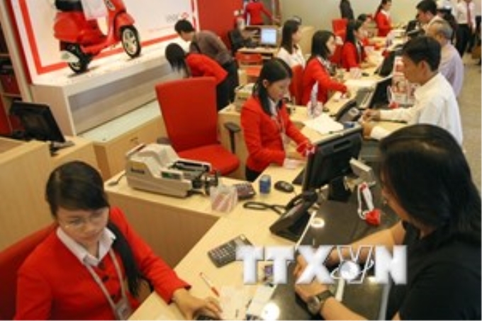 Giao dịch tại Ngân hàng HSBC Việt Nam. Ảnh minh họa. (Nguồn: TTXVN)