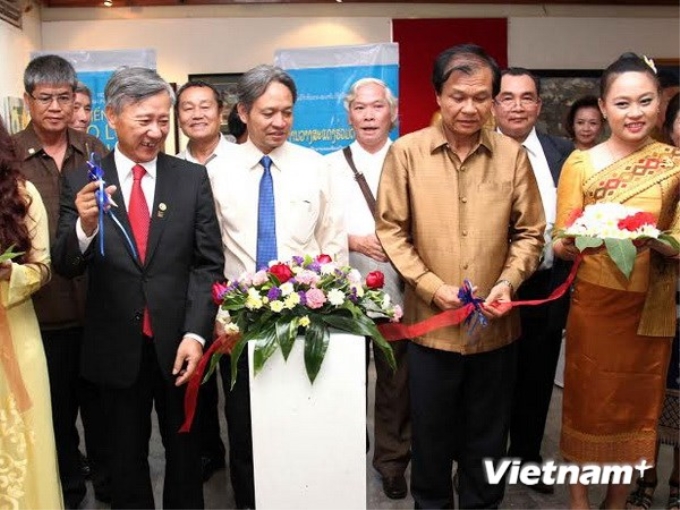 Lễ cắt băng khai mạc triển lãm. (Ảnh: Vietnam+)