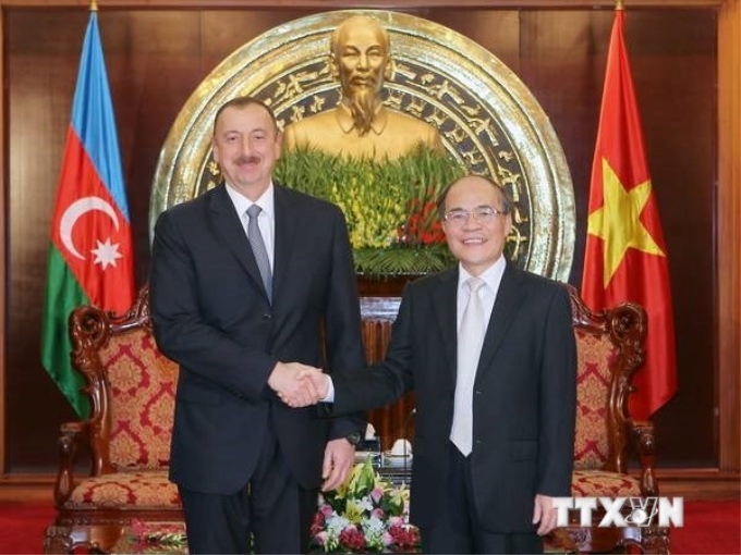 Chủ tịch Quốc hội Nguyễn Sinh Hùng hội kiến Tổng thống Cộng hòa Azerbaijan Ilham Aliyev. (Ảnh: TTXVN)