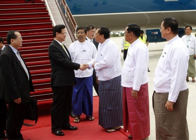 Lễ đón Thủ tướng Nguyễn Tấn Dũng tại sân bay Naypyitaw trong lần đi dự Diễn đàn Kinh tế Thế giới về Đông Á ở Myanmar năm 2013. (Ảnh: TTXVN)