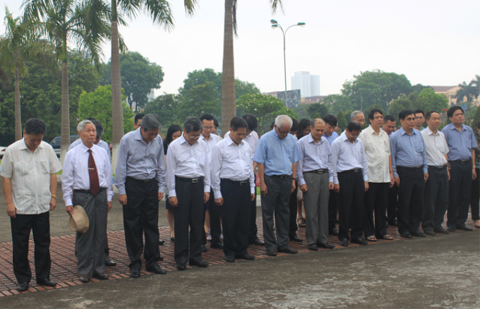 Trưởng ban Đinh Thế Huynh cùng đại biểu Ban Tuyên giáo Trung ương tại Lễ dâng hương tưởng niệm đồng chí Đào Duy Tùng. (Ảnh: HMT)