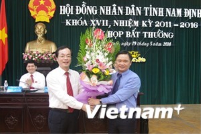 Bí thư Tỉnh ủy, Chủ tịch HĐND tỉnh Nam Định Phạm Hồng Hà chúc mừng ông Bạch Ngọc Chiến (phải) trúng cử chức Phó Chủ tịch UBND tỉnh Nam Định. (Ảnh: Nguyễn Trường/Vietnam+)