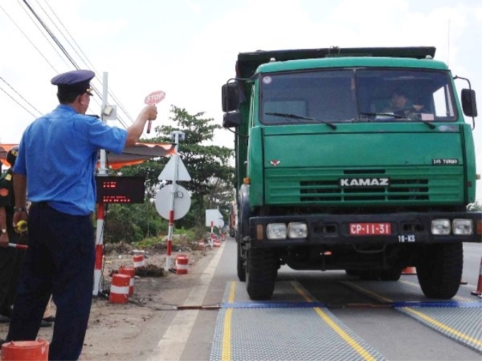 Lực lượng chức năng tiến hành kiểm soát tải trọng phương tiện trên tuyến Quốc lộ. (Ảnh: Sỹ Tuyên/TTXVN)