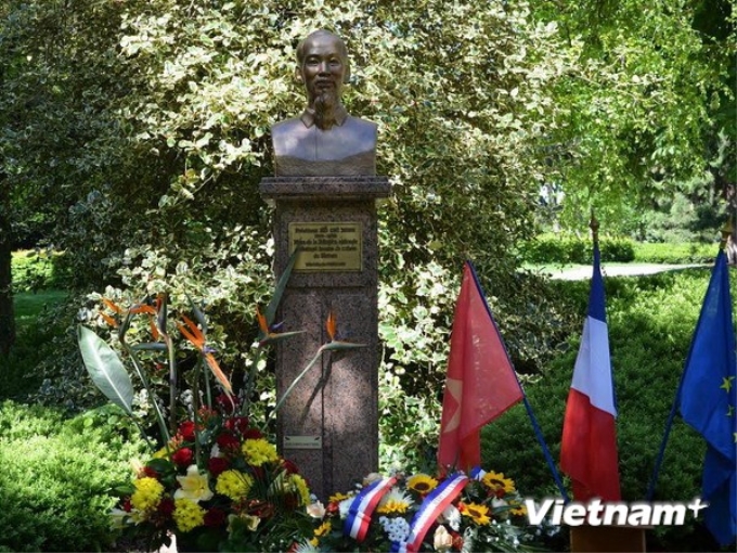 Tượng đài Chủ tịch Hồ Chí Minh tại công viên Monceau, thành phố Montreuil. (Ảnh: Bích Hà/Vietnam+)